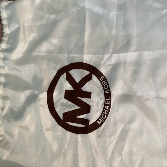 Beautiful Michael kors purse lots of room - Picture 2 of 2